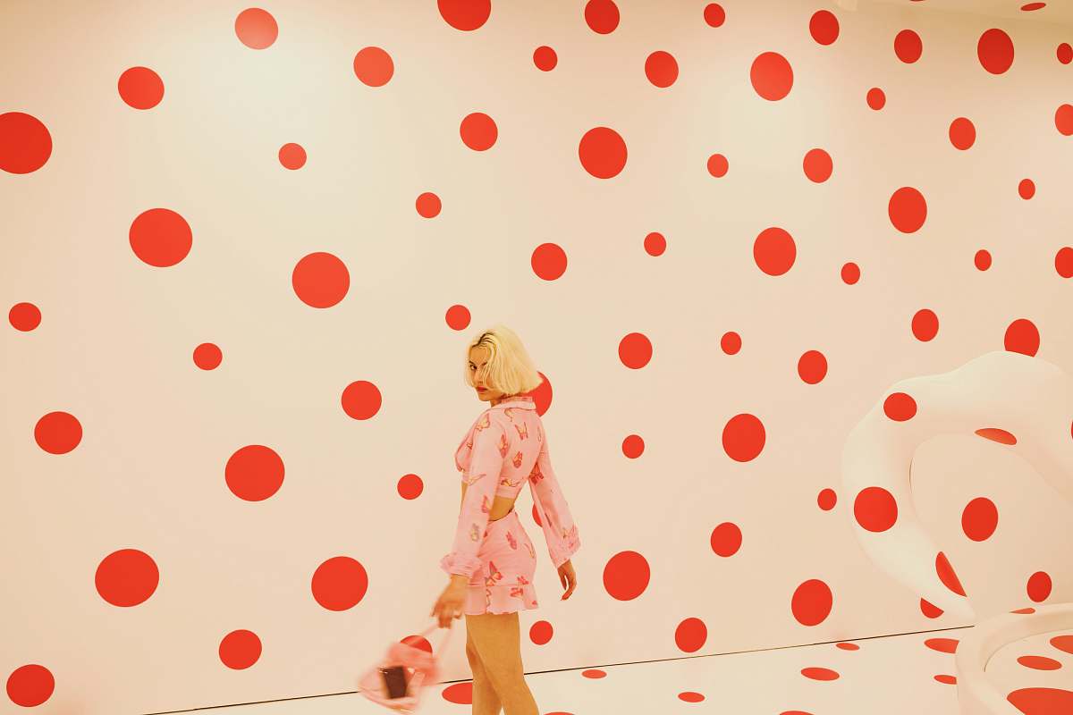 polka dot woman taking selfie los angeles